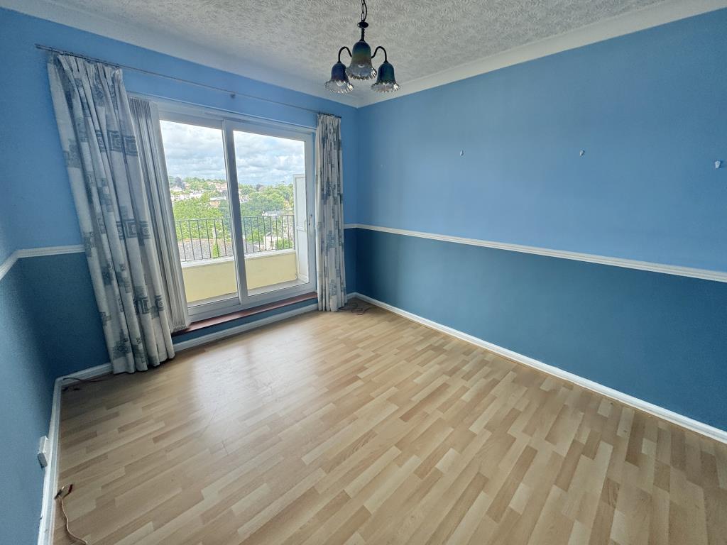 Lot: 50 - SPACIOUS TWO-BEDROOM FLAT FOR INVESTMENT OR OCCUPATION - Bedroom two